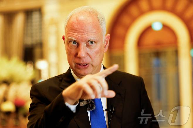 키릴 드미트리예프 러시아 직접투자펀드 회장이 18일 사우디아라비아 리야드에서 미국 대표단과 회담하기 전 기자들의 질문에 답하고 있다. 2025.2.18 ⓒ 로이터=뉴스1 ⓒ News1 강민경 기자