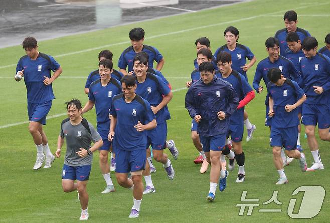 2025 동아시아축구연맹(EAFF) E1 챔피언십(동아시안컵) 한일전을 앞둔 대한민국 축구 국가대표팀 선수들이 14일 오후 경기 성남시 중원구 성남종합운동장에서 훈련을 하고 있다.  2025.7.14/뉴스1 ⓒ News1 김영운 기자