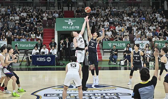 남자농구 대표팀 여준석(가운데 오른쪽)이 13일 안양 정관장 아레나에서 열린 2025 남자농구 국가대표 평가전 일본과 2차전에서 일본 조시 호킨슨과 점프볼 경합을 하고 있다. 사진 | 대한민국농구협회