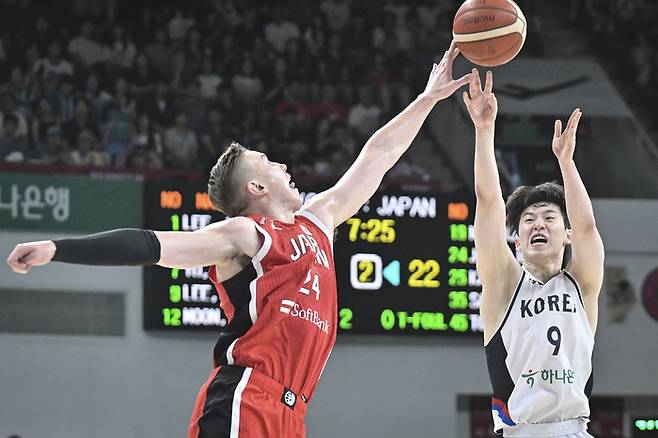남자농구 대표팀 이정현(오른쪽)이 11일 안양 정관장 아레나에서 열린 2025 남자농구 국가대표 평가전 일본과 1차전에서 3점슛을 시도했으나 일본 조시 호킨슨에게 막히고 있다. 사진 | 대한민국농구협회