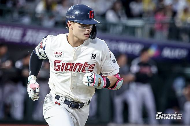 롯데 윤동희가 부산 사직구장에서 열린 2025 KBO리그 정규시즌 LG전에서 안타를 치고 출루하고 있다. 사진 | 롯데 자이언츠