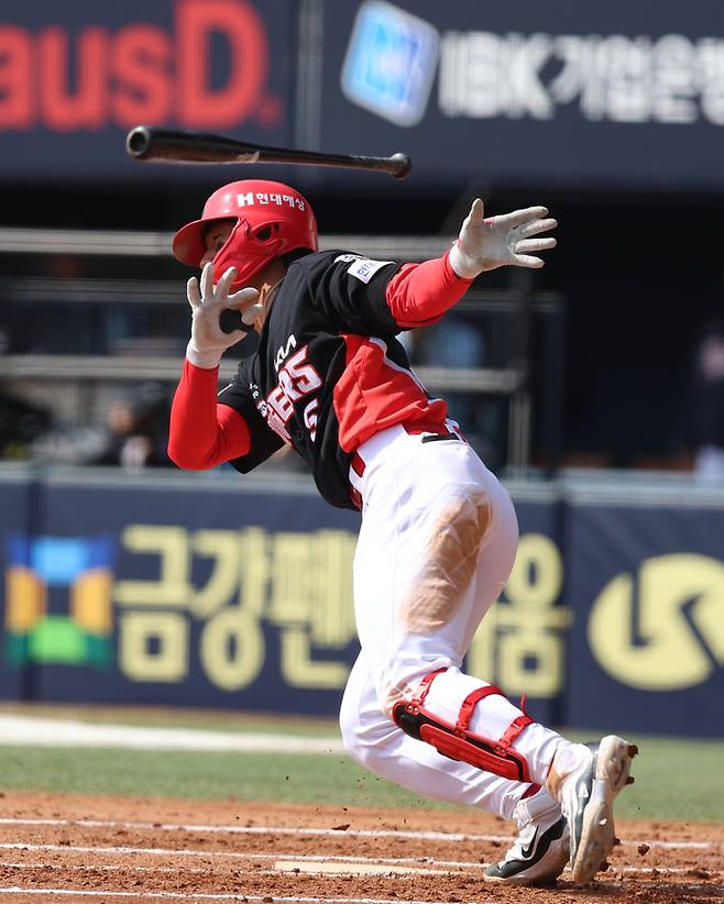 KIA 김도영이 서울 잠실구장에서 열린 2025 KBO리그 시범경기 두산전에서 안타를 때리고 있다. 사진 | KIA 타이거즈