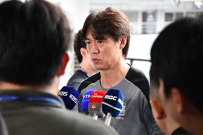 홍명보 축구대표팀 감독이  일본과 2025 동아시아축구연맹(EAFF) E-1 챔피언십(동아시안컵) 남자부 최종 3차전을 하루 앞둔 14일 훈련장인 성남종합운동장에서 취재진과 만나 인터뷰하고 있다. 사진 | 피치커뮤니케이션 강형기기자
