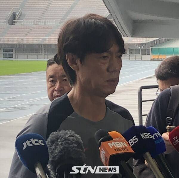 14일 성남종합운동장에서 인터뷰에 임하는 축구 국가대표팀 홍명보 감독. /사진(성남)=이형주 기자