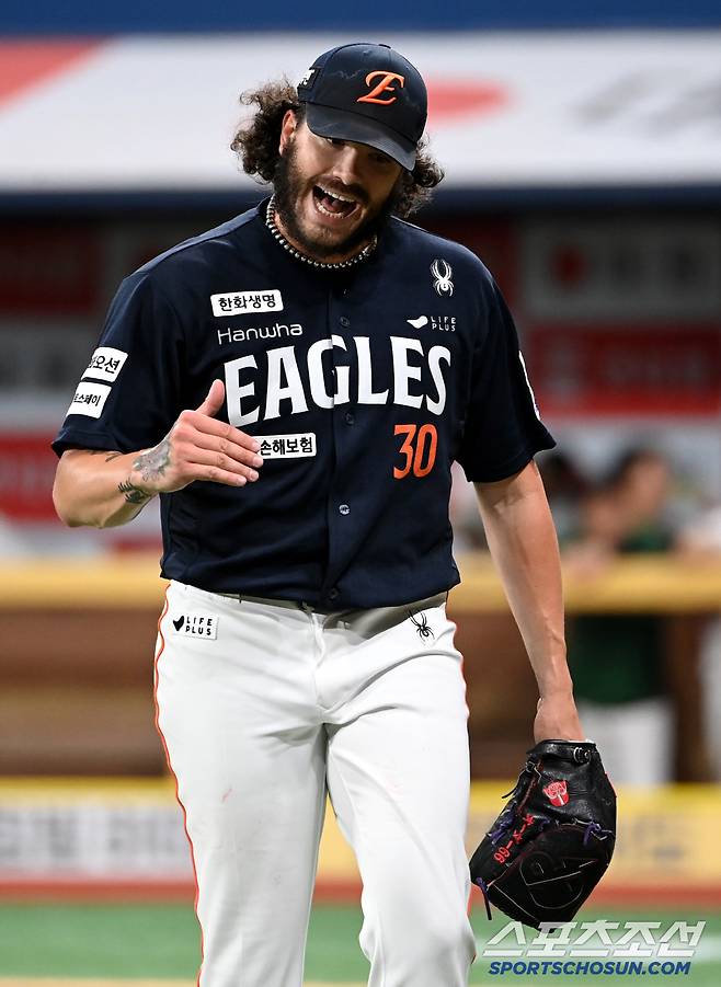 4일 고척스카이돔에서 열린 한화와 키움의 경기, 2회말 투구를 마친 폰세가 더그아웃으로 향하고 있다. 고척=허상욱 기자wook@sportschosun.com/2025.07.04/