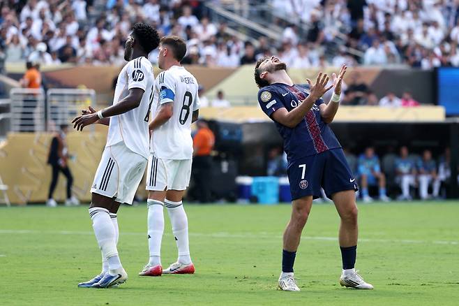 EAST RUTHERFORD, NEW JERSEY - JULY 09: Khvicha Kvaratskhelia #7 of Paris Saint-Germain reacts after a missed chance during the FIFA Club World Cup 2025 semi-final match between Paris Saint-Germain and Real Madrid CF at MetLife Stadium on July 09, 2025 in East Rutherford, New Jersey.   Buda Mendes/Getty Images/AFP (Photo by Buda Mendes / GETTY IMAGES NORTH AMERICA / Getty Images via AFP)<저작권자(c) 연합뉴스, 무단 전재-재배포, AI 학습 및 활용 금지>