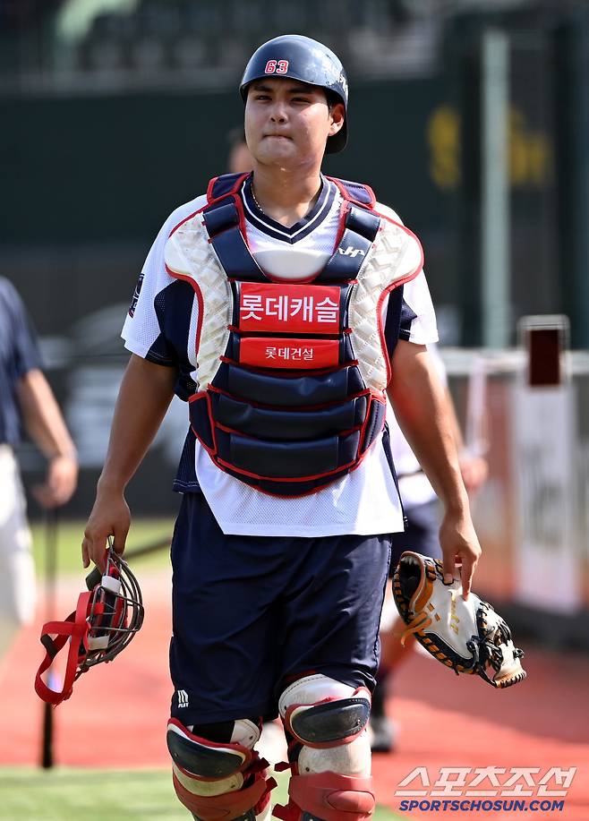 10일 부산 사직야구장에서 열린 두산과 롯데의 경기, 롯데 박재엽이 백용환 코치와 함께 훈련을 하고 있다. 부산=허상욱 기자wook@sportschosun.com/2025.07.10/