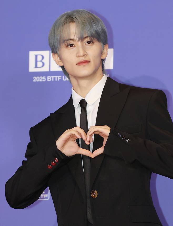 하트 만드는 마크

    (서울=연합뉴스) 이재희 기자 = 그룹 엔시티 드림(NCT DREAM)의 마크가 14일 서울 송파구 롯데시네마 월드타워점에서 열린 다섯 번째 앨범 '고 백 투 더 퓨쳐' 제작 발표회에 참석, 포즈를 취하고 있다. 2025.7.14

    scape@yna.co.kr

(끝)





<저작권자(c) 연합뉴스, 무단 전재-재배포, AI 학습 및 활용 금지>