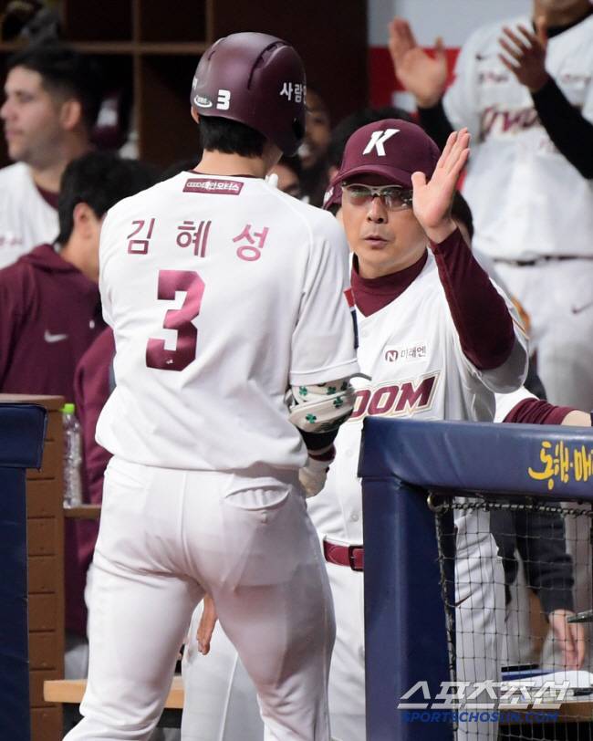 김혜성과 하이파이브를 하는 홍원기 감독. 스포츠조선DB