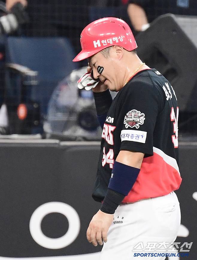 8일 대전 한화생명 볼파크에서 열린 한화와 KIA의 경기. 3회 1사 1루. 오선우 2루타 때 3루까지 내달린 최형우가 자진 교체되고 있다. 대전=송정헌 기자songs@sportschosun.com/2025.07.08/