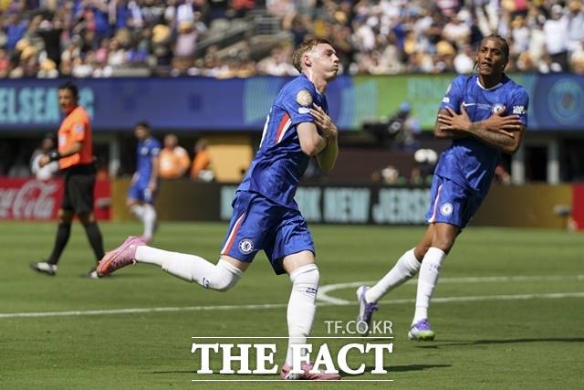 첼시의 콜 파머(왼쪽)가 14일 PSG와 2025 클럽 월드컵 결승전 전반 22분 선제골을 기록한 뒤 주앙 페드로와 함께 골 세리머니를 펼치고 있다./이스트 러더퍼드=AP.뉴시스