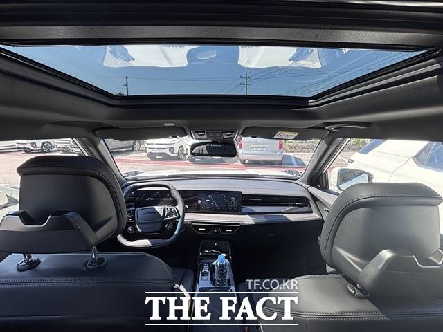 파노라마 선루프를 적용한 액티언 하이브리드 실내. 개방감 있는 설계와 슬림한 센터패시아 구조가 눈에 띈다. /황지향 기자