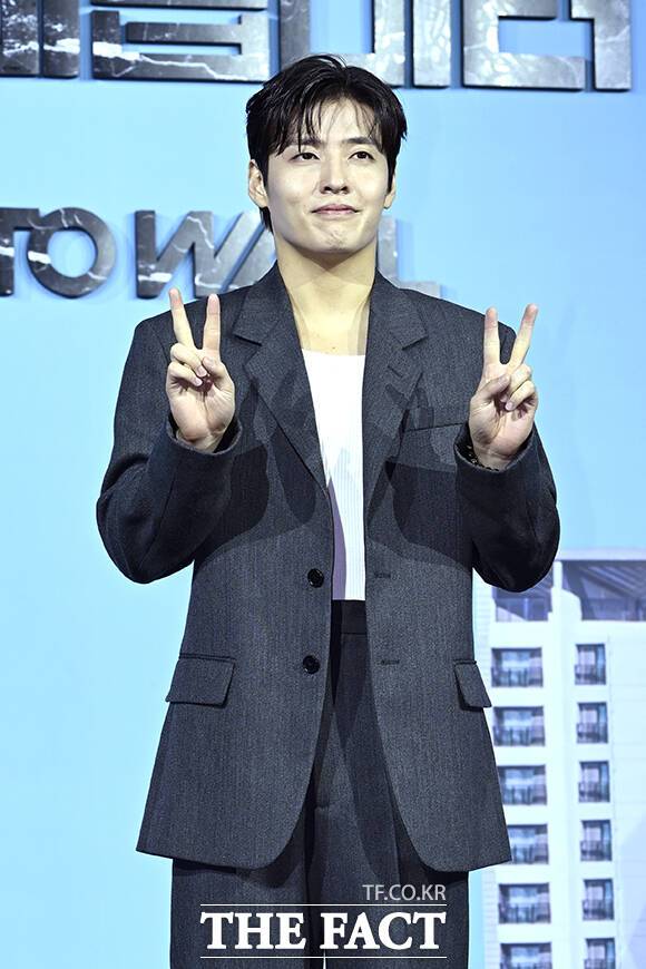 배우 강하늘이 넷플릭스 새 영화 '84제곱미터'에서 우성 역을 맡아 스트레스로 쇠약해지는 모습을 보여줄 예정이다. /장윤석 기자