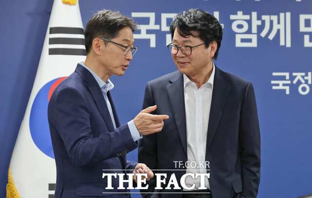 이한주 국정기획위원장과 김경수 지방시대위원회 위원장(왼쪽)이 14일 서울 종로구 정부서울청사 창성동 별관 대회의실에서 열린 국정기획위원회-지방시대위원회 간담회에 앞서 대화를 나누고 있다. /뉴시스