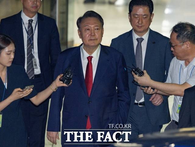내란 사건을 수사하는 조은석 특별검사팀이 윤석열 전 대통령에 대한 강제구인 절차에 착수한 가운데 윤 전 대통령을 조사실로 인치 후 외환죄 등에 대한 수사도 가능하다고 밝혔다. 윤 전 대통령이 지난 9일 서울 서초구 서울중앙지방법원에서 열린 2차 구속 전 피의자 심문(영장실질심사)을 마친 뒤 서울구치소로 향하고 있다./사진공동취재단