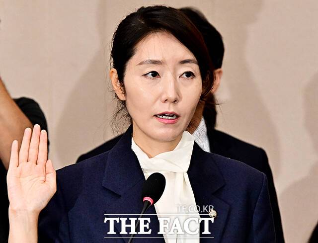 강선우 여성가족부 장관 후보자가 14일 오전 서울 여의도 국회 여성가족위원회에서 열린 인사청문회에 참석해 증인 선서를 하고 있다. /국회=배정한 기자