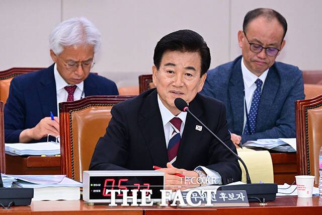 정동영 통일부 장관 후보자는 14일 윤석열 정부 시기 효력이 정지된 9·19 군사합의를 일방적으로 복원할 수 있다고 밝혔다.북한이 우리의 주적이라는 의견에는 "동의하지 않는다"고 답했다. /남윤호 기자