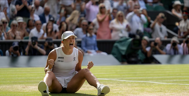 이가 시비옹테크가 2025 윔블던 여자 단식에서 우승한 뒤 환호하고 있다. 시비옹테크는 결승에서 두 세트 모두 6-0, 6-0의 완승하며 윔블던 첫 정상에 올랐다. 윔블던 홈페이지 캡처