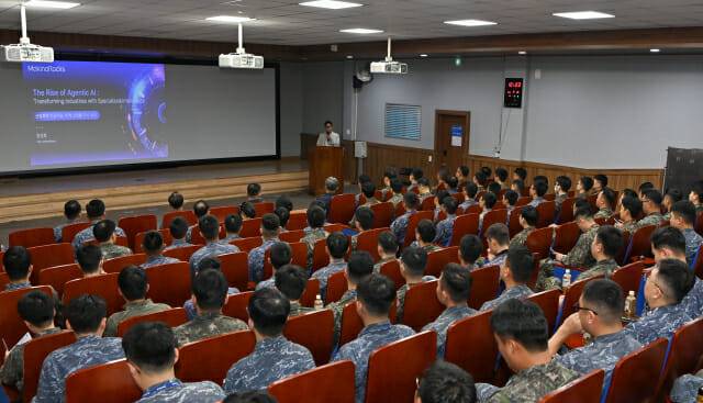 윤성호 마키나락스 대표가 지난 10일 해군 1함대사령부에서 강연을 진행하고 있다. (사진=마키나락스)