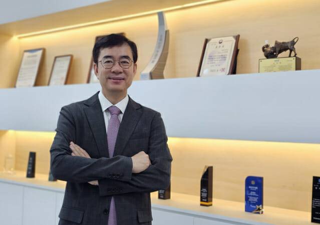 조영철 파이오링크 대표가 회사가 받은 각종 상장을 배경으로 포즈를 취했다.