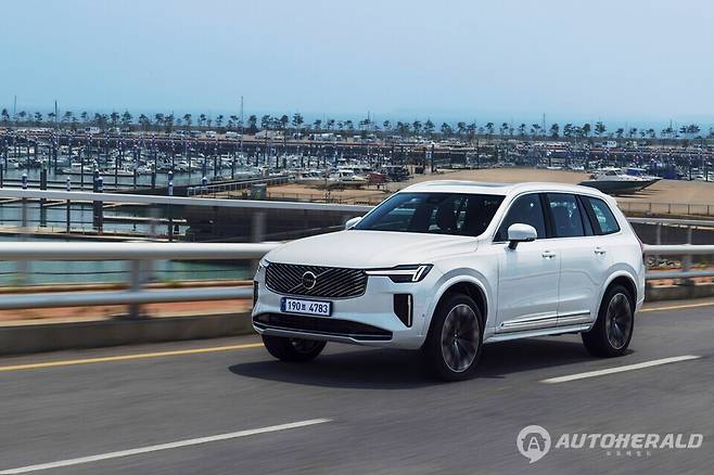 최고출력 300마력을 발휘하는 마일드 하이브리드 B6 트림은 부드러운 출발, 매끄러운 가속과 함께&nbsp;에어 서스펜션과&nbsp;4C 섀시로 부드러운 승차감을 제공한다. (볼보자동차 코리아)