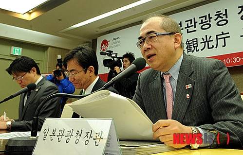 일본 관광청 장관으로 일하던 2012년 한국을 방문해 기자회견을 하고 있는 미조하타 히로시. 그는 이 자리에서 한국 애국가 1절을 완창했다. 4절까지 외운다고 했다. /뉴스1