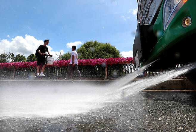 지난 2일 대전 유성구 도심에서 구청 직원이 살수차를 이용해 도로에 물을 뿌리며 더위를 식히고 있다. /신현종 기자