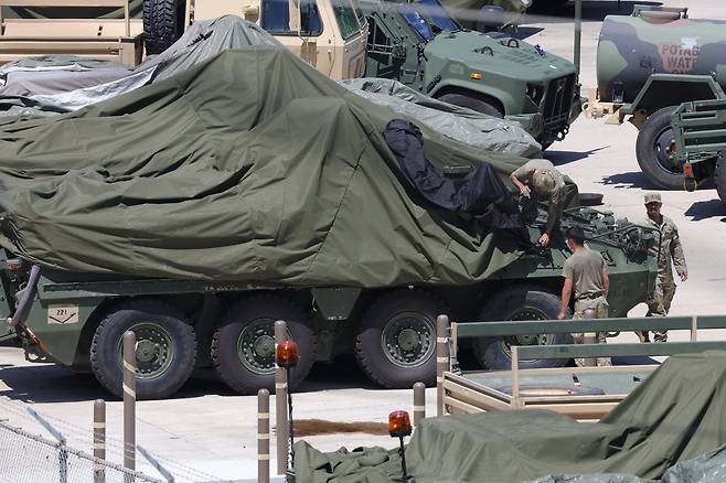 10일 오후 경기도 동두천 주한 미군 기지에 스트라이커 장갑차가 대기를 하고 있다. /연합뉴스