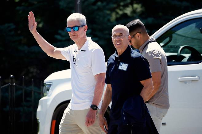 애플 CEO 팀 쿡이 2025년 7월 10일 아이다호주 선밸리에서 열린 앨런앤컴퍼니 선밸리 컨퍼런스에서 프로듀서 제프리 카젠버그와 함께 걷고 있다. /연합뉴스