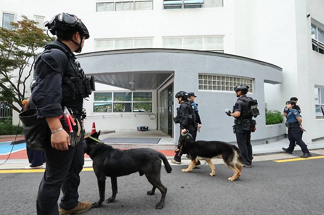 지난 7일 서울 성북구 성신여대에 폭발물이 설치됐다는 의심 신고가 접수돼 경찰특공대 폭발물 처리반이 수색하고 있다. /연합뉴스