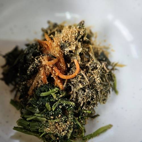 나리분지에서 채취한 나물이 잔뜩 들어간 산채나물비빔밥