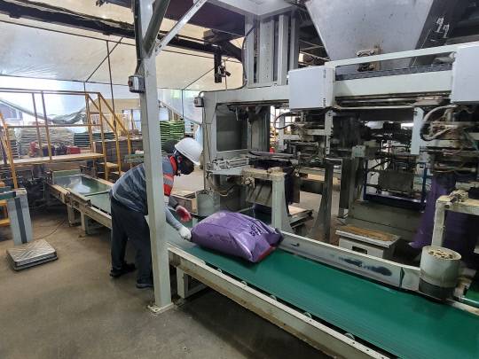 충남 논산에 본사를 둔 유정TMR은 고급육 시장의 판도를 바꾸며 사료를 넘어 농가와 지역사회의 든든한 동반자로 자리 잡은 향토기업이다. 사진은 사료 자동 포장 작업 및 완제품 이상 유무를 확인하고 있다. 유정TMR 제공