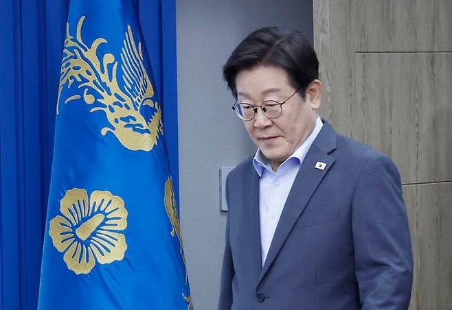 이재명 대통령이 지난 10일 서울 용산 대통령실 청사에서 열린 3차 수석·보좌관 회의에 입장하고 있다. (대통령실통신사진기자단) ⓒ연합뉴스