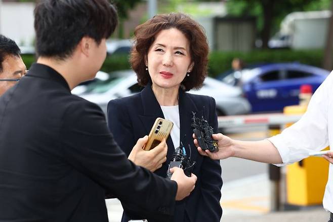 이진숙 사회부총리 겸 교육부 장관 후보자가 30일 오전 서울 여의도 한국교육시설안전원에 마련된 인사청문회 준비 사무실로 출근하며 취재진의 질문을 듣고 있다. ⓒ연합뉴스