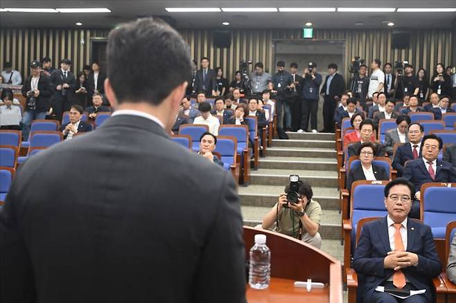 국민의힘 의원들이 지난달 27일 국회에서 열린 국민의힘 의원총회에서 김용태 당시 비상대책위원장의 발언을 듣고 있다. ⓒ데일리안 홍금표 기자
