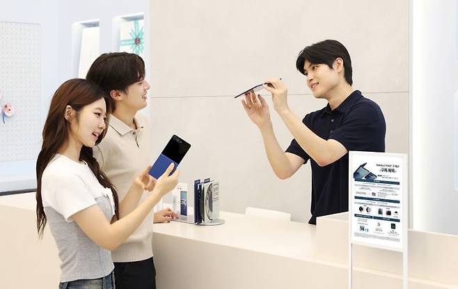 삼성 강남 직원이 '갤럭시 Z 폴드7'과 '갤럭시 Z 플립7'의 제품 속성과 사전 구매 혜택을 안내하는 모습ⓒ삼성전자