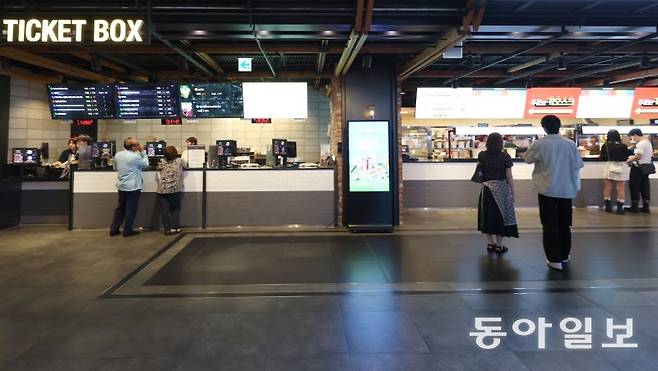 13일 오후 5시 반경 서울 용산구 CGV 용산아이파크몰. ‘극성수기’라 불리는 7월 휴일 저녁인데도 관객들이 드문드문해 한산한 분위기가 물씬했다. 올해 상반기 영화관을 찾은 관객 수는 4249만여 명으로 20여 년 만에 최악의 불황이란 평가를 받고 있다. 변영욱 기자 cut@donga.com