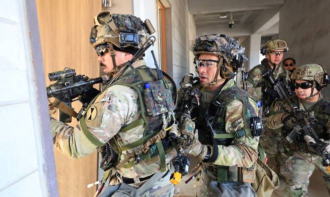 올 3월 19일 한미연합사단 스트라이커 여단 장병들이 경기 파주시 도시지역작전 훈련장에서 한미연합 도시지역작전 훈련을 펼치고 있는 모습. 파주=뉴스1