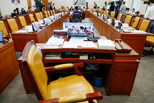 14일 오전 서울 여의도 국회 과학기술정보방송통신위원회에서 배경훈 과학기술정보통신부 장관 후보자 인사청문회가 파행되고 있다. 이날 국민의힘 의원들이 의원석에 과방위원장 비판 문구가 적힌 피켓을 붙이자 최 위원장이 산회를 선언했다. ⓒ News1