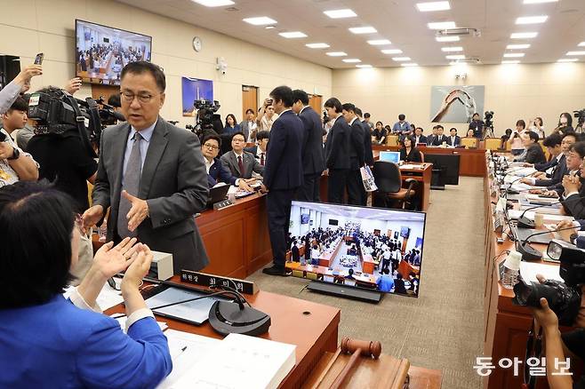 국회 과학기술정보방송통신위원회 국민의힘 의원들이 14일 서울 여의도 국회에서 열린 배경훈 과학기술정보통신부 장관 후보자 인사청문회에서 경위들이 최민희 위원장과 이재명 대통령을 규탄하는 노트북 피켓을 제거하려하자 최 위원장과 더불어민주당 의원들에게 항의를 하고 있다. 최 위원장은 회의에 방해가 된다며 경위를 동원해 규탄 피켓을 제거할 것을 명한 뒤 정회를 선포했다. 장승윤 기자 tomato99@donga.com