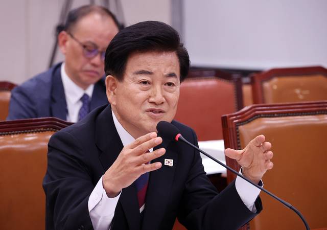 정동영 통일부 장관 후보자가 14일 국회 외교통일위원회에서 열린 인사청문회에 출석해 의원의 질의에 답변하고 있다. [연합뉴스]