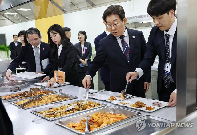 이재명 대통령이 14일 충북 진천 국가공무원인재개발원에서 70기 5급 신임관리자과정 교육생들과 오찬을 위해 식판에 음식을 담고 있다. 연합뉴스