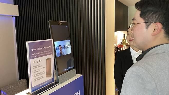 참석자들이 키오스크 체크인을 통해  방문자 관리 솔루션을 체험하고 있다.