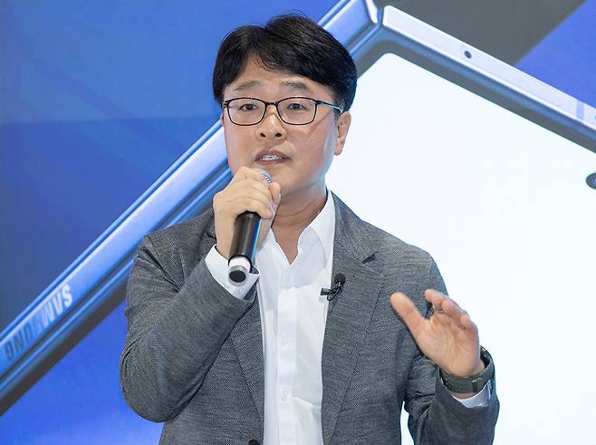 10일(현지시간) 미국 뉴욕에서 삼성전자 MX사업부 강민석 상무가 갤럭시 하드웨어 혁신에 대해 브리핑하는 모습