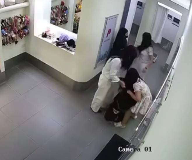 오늘 오후 베트남 하노이에서 한국여자 2명이 베트남 여자 폭행