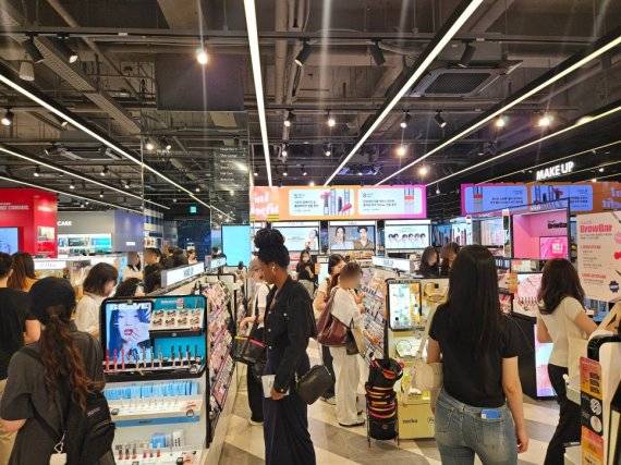 지난 11일 찾은 서울 강남구 시코르 강남역점이 고객들로 북적이고 있다. 사진=이정화 기자