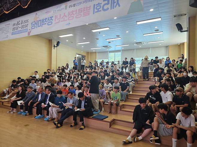 ‘제5회 별량 청소년 정책마당’이 지난 6월26일 오후 전라남도 순천시 별량면 동송리에 있는 순천별량중학교 별더숲(복합문화관)에서 열렸다. 별량초, 송산초, 순천별량중에서 15개 팀이 마을에 필요한 정책을 발굴해 제안했다. 정책을 제안한 학생들뿐만 아니라 학부모와 교사, 마을 주민, 주민자치위원회가 함께한 청소년 정책마당 현장은 마을잔치를 연상케 했다. 별량면 주민자치위원회 제공