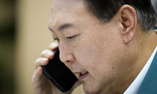 윤석열 전 대통령이 2022년 9월5일 오후 서울 용산 대통령실 국가위기관리센터에서 태풍 ‘힌남노’의 피해가 우려되는 지역의 광역단체장과 재난 관련 부처의 기관장과 유선전화로 대응태세를 점검하고 있다. 대통령실 제공