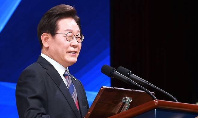 이재명 대통령이 13일 서울 강남구 코엑스에서 열린 2025 세계정치학회(IPSA) 서울총회 개막식에서 연설하고 있다. 연합뉴스