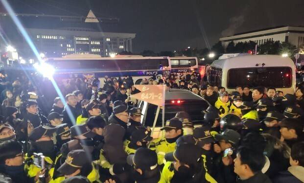 윤석열 대통령이 비상계엄을 선포한 뒤 지난해 12월4일 새벽 국회로 들어가려는 군 차량이 시민들이 막고 있다. 백소아 기자 thanks@hani.co.kr